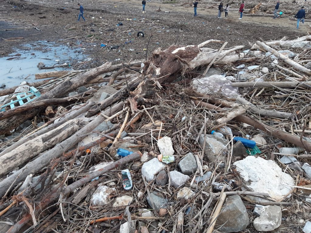 E vnne il giorno. Foto spiaggia con detriti e plastica