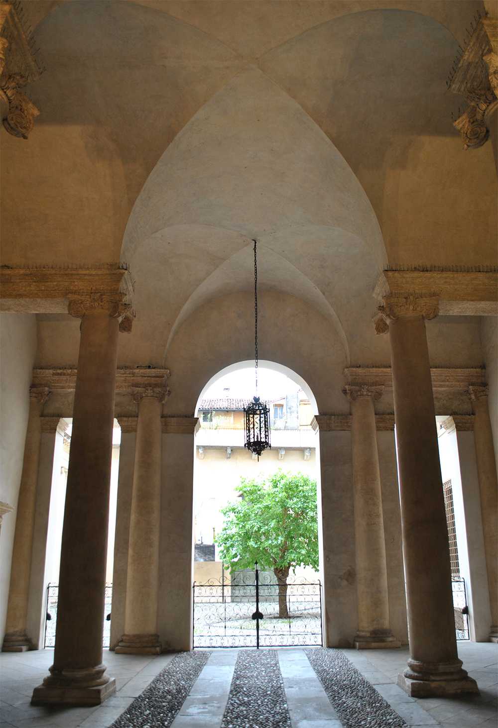 Vicenza, palazzo Barbaran da Porto. Vista dell’atrio di ingresso, foto Damiana Paternò, 2015