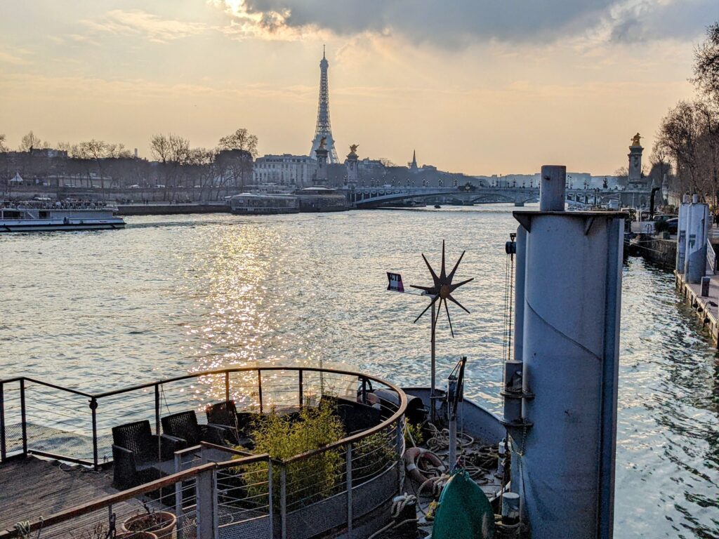 Abitare il turismo - vista della Senna e della Tour Eiffel