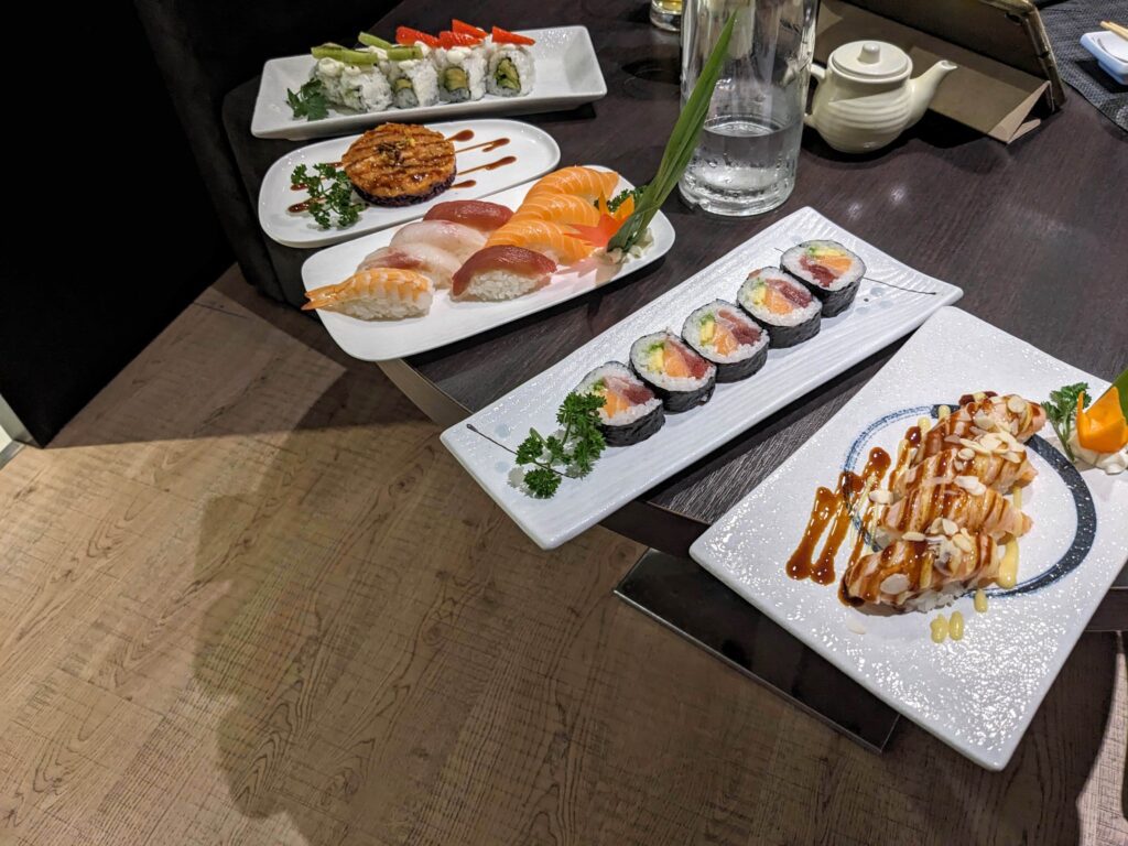 Manuale di sopravvivenza per turisti rumorosi e montanari diffidenti. Immagine con 5 piatti di sushi