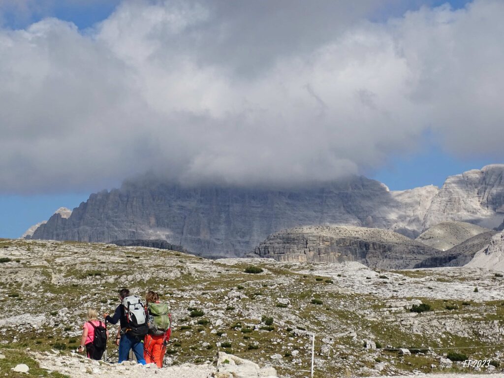 Manuale di sopravvivenza per turisti rumorosi e montanari diffidenti. Immagine con turisti tranquilli e rispettosi in alta montagna